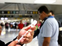 La aplicación de la vacuna contra el sarampión en el Aeropuerto Internacional de la Ciudad de México es gratuita. EL UNIVERSAL  /