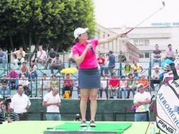 Lorena Ochoa realiza un movimiento con el bastón de golf, durante la clínica que impartió en la Plaza Fundadores. S. NUÑEZ  /