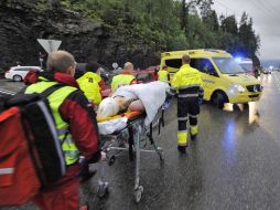Miembros de los servicios de rescate trasladan en Suldoven a un herido. EFE  /