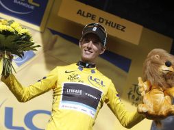 Andy Schleck vistiendo el traje amarillo que lo define como líder. AP  /