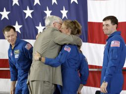 El director Michael Coats segundo desde la izquierda, abraza a la especialista de misión Sandra Magnus. EFE  /
