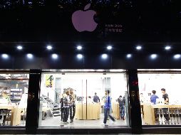 Clientes y empleados se ven desde el exterior de una tienda de Apple falsos en Kunming. REUTERS  /