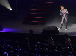Miguel Ángel cantó frente a niños y papás en el escenario del Auditorio Telmex. M. FREYRÍA  /