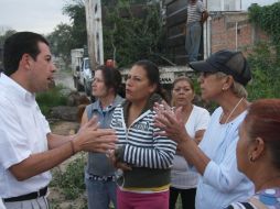 El presidente municipal de Tlaquepaque, Miguel Castro Reynoso, acudió esta mañana a la colonia Los Puestos. T. VILLASEÑOR  /
