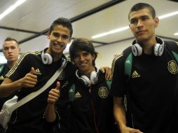 Diego Reyes (I), Carlos Orrantía (C) y Jorge Enríquez (D) posan tras su llegada hoy al aeropuerto José María Córdoba en Colombia.EFE  /