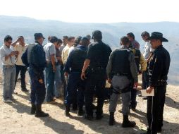 En la foto, policías rodean el cuerpo de un hombre asesinado cerca de Zacatecas. ARCHIVO.  /