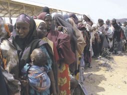 Filas de somalíes esperan por alimentos en un campamento de Mogadiscio. AP  /