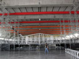 Inicia la colocación del escenario que utilizará la cantante colombiana Shakira en el Centro Expositor de la ciudad de Puebla. NTX  /