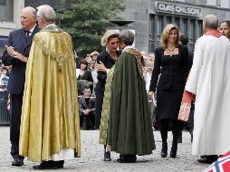 Personas de la iglesia se reúnen fuera de la catedral  tras la misa de ''pena y esperanza''. EFE  /
