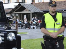 La policía noruga resguarda a los sobrevivientes de los ataques en un hotel de la isla de Utoya. EFE  /