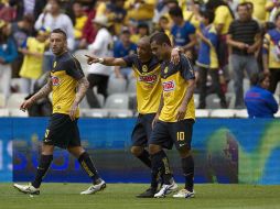 Christian Benítez (c) del América celebra con Daniel Montenegro (d) y Vicente Sánchez (i) el segundo gol del partido. AFP  /