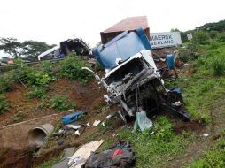 El tráiler cayó a un barranco de aproximadamente 30 metros. S. NÚÑEZ  /