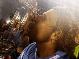 Diego besa la copa después de la victoria charrúa en la Copa América 2011. REUTERS  /