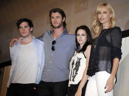 El elenco de la cinta Snow white and the Huntsman. Sam Claflin, Chris Hemsworth, Kristen Stewart y Charlize Theron. AP  /