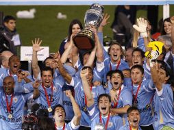 La Selección uruguaya levanta la Copa América ganada ayer tras vencer 3-0 a su similar de Paraguay. REUTERS  /