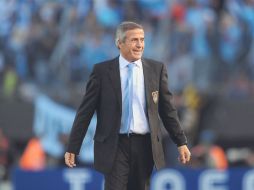 Óscar Washington Tabárez esboza una pequeña sonrisa al término de la final. AFP  /