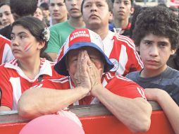 Aficionados de Paraguay no aguantaron el llanto tras ver perder a su Selección. REUTERS  /