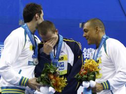El brasileño lloró durante la ceremonia de premiación junto con el medallista de bronce Geoff Huegill y plata Matthew Target. REUTERS  /