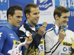 (De izq a der) Scozzoli, Dale Oen, Van der Burgh en la premación de la prueba de 100 metros braza. AP  /