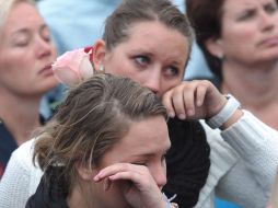 Mujeres lloran durante una congregación en memoria de las víctimas de los dos ataques en el centro de Oslo, Noruega. NTX  /
