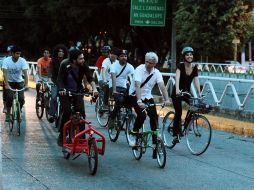 Decenas de ciclistas participaron ayer en el paseo para recibir al artista David Byrne. E. BARRERA  /