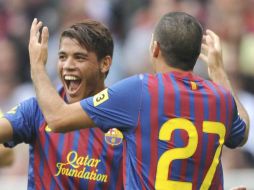 El centrocampista del FC Barcelona Jonathan Dos Santos (I) y su compañero Carlos Carmona (D), celebran el segundo gol. EFE  /