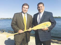 Ian Troop, director del Comité Organizador de los Juegos Panamericanos Toronto 2015 y Mark Grimes, canciller de Toronto. ESPECIAL  /