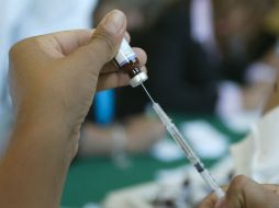 Un miembro del sector salud prepara una vacuna contra el sarampión. EL INFORMADOR  /