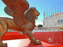 Se aprecia en primer plano una de las esculturas del león, símbolo del certamen. EFE  /