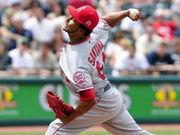 El dominicano Ervin Santana, lanza una bola durante el partido contra los Indios de Cleveland. AFP  /
