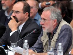 Javier Sicilia (der.) y Emilio Álvarez Icaza en la reunión con legisladores. EL UNIVERSAL  /