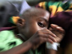 Un niño somalí en avanzado estado de desnutrición descansa en un hospital para refugiados. REUTERS  /
