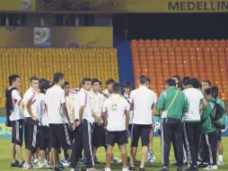 Por la noche, el Tricolor reconoció la cancha del Estadio ''Atanasio Girardot''. MEXSPORT  /