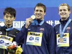 Ryan Lochte (centro) Ryosuke Irie (izq) y Tyler Clary muestran sus medallas durante la ceremonia de premiación. AP  /