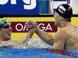 César Cielo felicita a su compatriota Fratus (izq) quien terminó en primero la semifinal de 50 mts libre. REUTERS  /