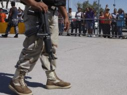 Policías municipales y estatales arribaron al penal de Juárez para retomar el control de la situación. REUTERS  /