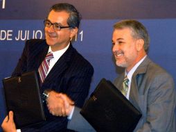 Juan Rafael Elvira Quesada y Emilio González, durante la firma del convenio. ESPECIAL  /