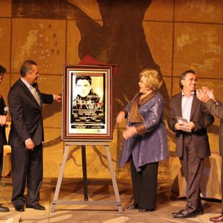 Silvia Pinal devela placa por 200 funciones de ‘El tiempo vuela’