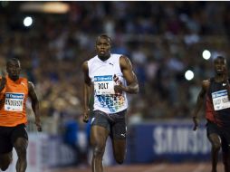 El jamaiquíno Usain Bolt (C), compite en el Estadio Olímpico contra su compatriota Marvin Anderson (I) y Jaysuma Saidy de Noruega. AFP  /