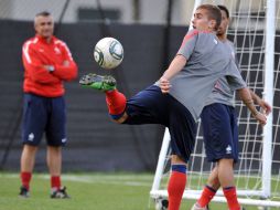 Antoine Griezmann, de Francia, demuestra el control que tiene con el balón ante la  mirada de su equipo. AFP  /