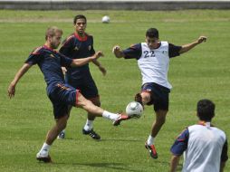 Los jugadores Jorge Pulido (i), José Luis García del Pozo (c) y Marc Bartra (d) disputan el balón en un entrenamiento hoy. EFE  /