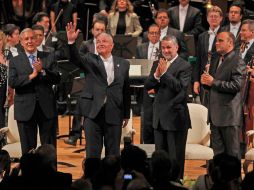 El cardenal Juan Sandoval Íñiguez saluda y agradece a los asistentes al concierto. S. NÚÑEZ  /