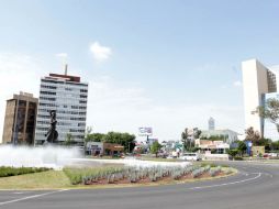 En la Glorieta de La Minerva dejarán de circular automóviles debido a la repavimentación. M. FREYRÍA  /