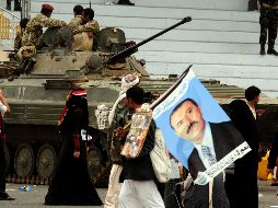 Yemeníes apoyan a Alí Abdalá Saleh, con pancartas durante una manifestacion. ARCHIVO  /