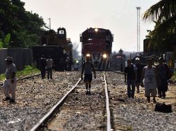 Migrantes centroamericanos y familiares participan en una manifestación junto a un tren de carga en Coatzacoalcos. ARCHIVO  /