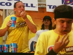 Joey Chestnut (i) come durante el concurso del mejor comedor de tacos de la Liga de comilones profesionales en San Juan. EFE  /