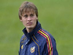 El futbolista español, reconociendo ayer la cancha del estadio de Palogrande de Manizales. EFE  /