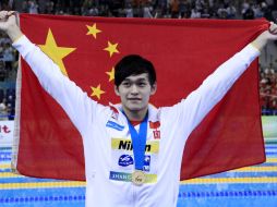 Sun Yang levanta su bandera en la ceremonia de premación. AP  /