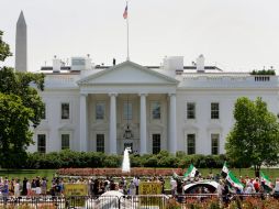 En EU se aplazó al domingo la votación de su plan sobre el techo de la deuda para dar tiempo a negociaciones con los republicanos. AP  /