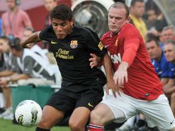 Wayne Rooney (D) pelea por el  balón con Jonathan en el partido amistoso disputado contra el Manchester ayer en Landover, Maryland. AFP  /